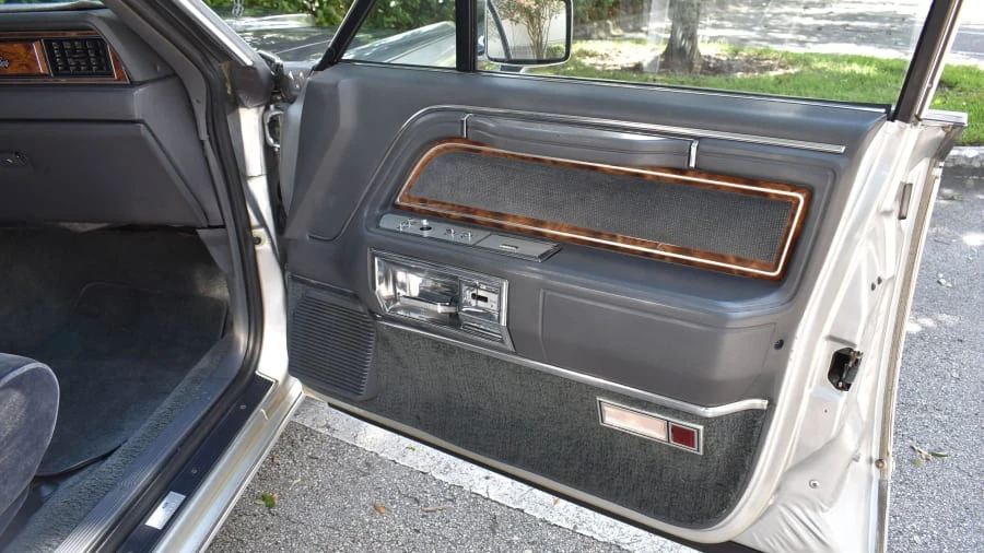 1983 Lincoln Town Car - Image 26 of 31