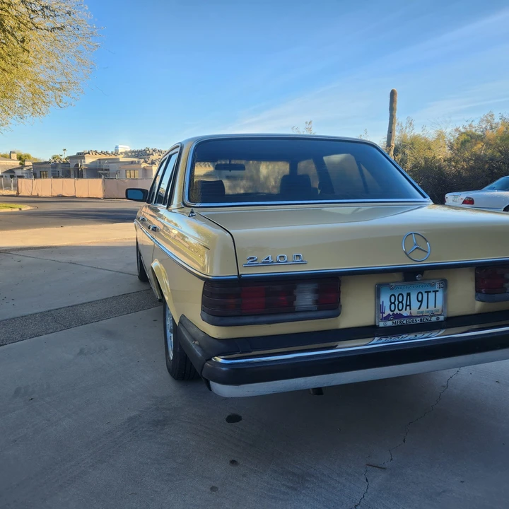 1983 Mercedes-Benz W123 Sedan - Image 15 of 31