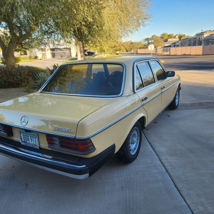1983 Mercedes-Benz W123 Sedan - Image 11 of 31