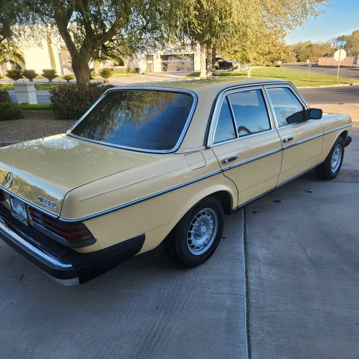 1983 Mercedes-Benz W123 Sedan - Image 10 of 31