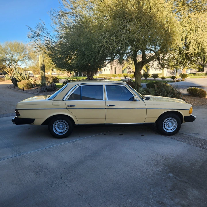 1983 Mercedes-Benz W123 Sedan - Image 9 of 31