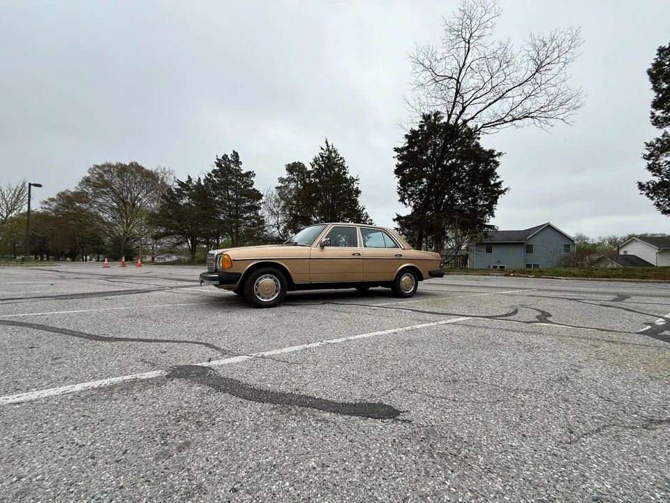 1983 Mercedes-Benz W123 Sedan - Image 10 of 31