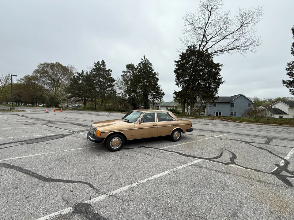 1983 Mercedes-Benz W123 Sedan - Image 11 of 31