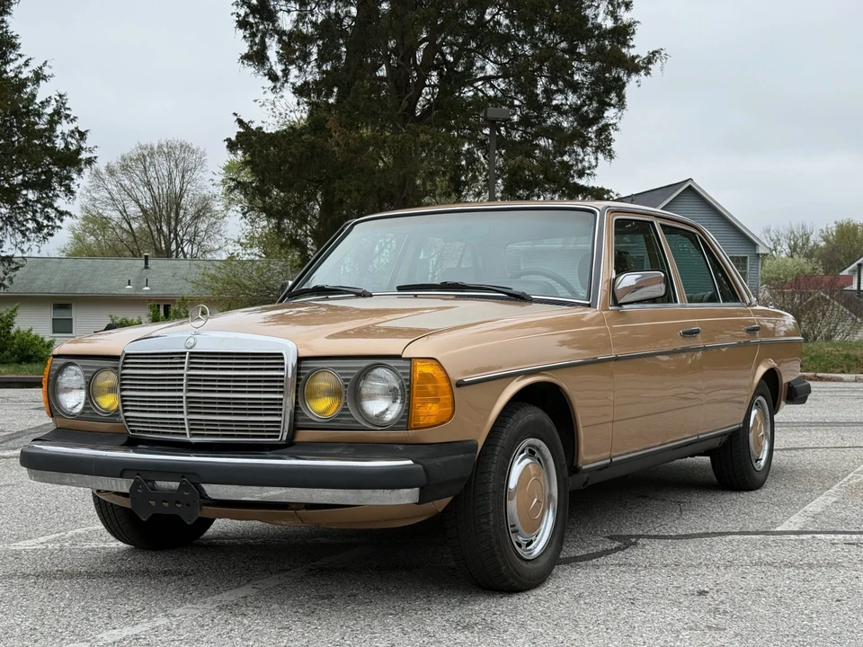 1983 Mercedes-Benz W123 Sedan - Image 15 of 31