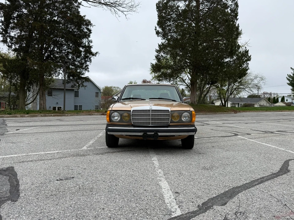 1983 Mercedes-Benz W123 Sedan - Image 4 of 31