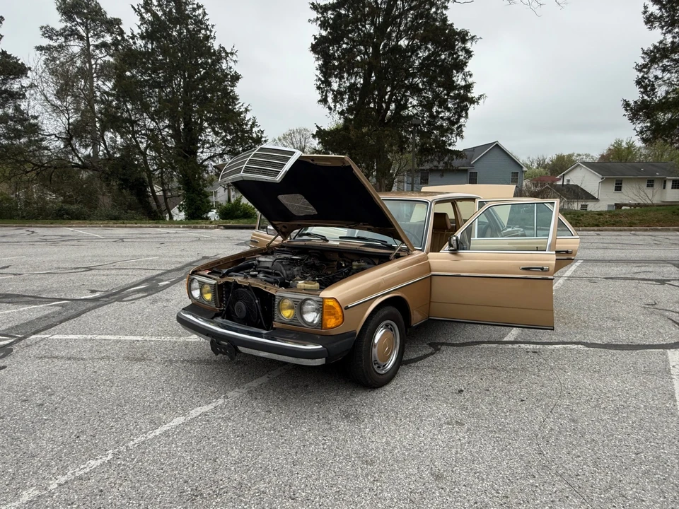 1983 Mercedes-Benz W123 Sedan - Image 25 of 31