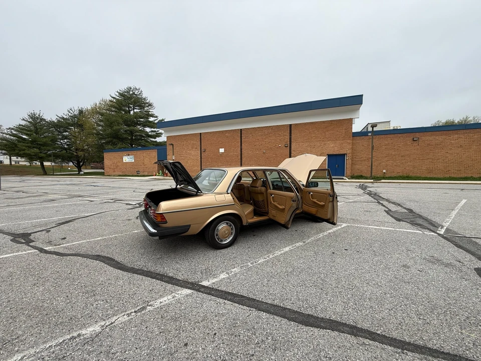 1983 Mercedes-Benz W123 Sedan - Image 18 of 31