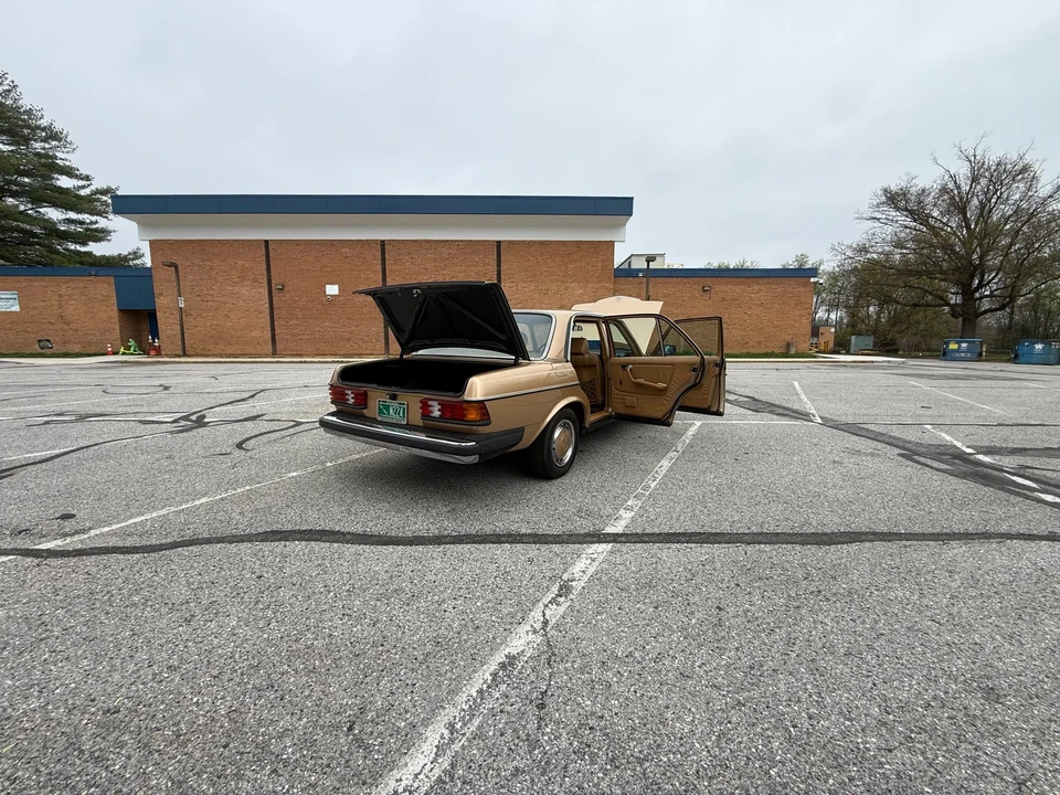 1983 Mercedes-Benz W123 Sedan - Image 19 of 31