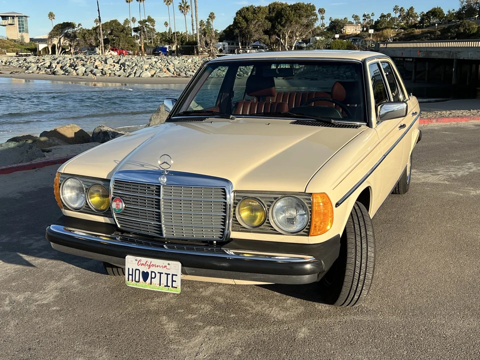 1983 Mercedes-Benz W123 Sedan - Image 13 of 31
