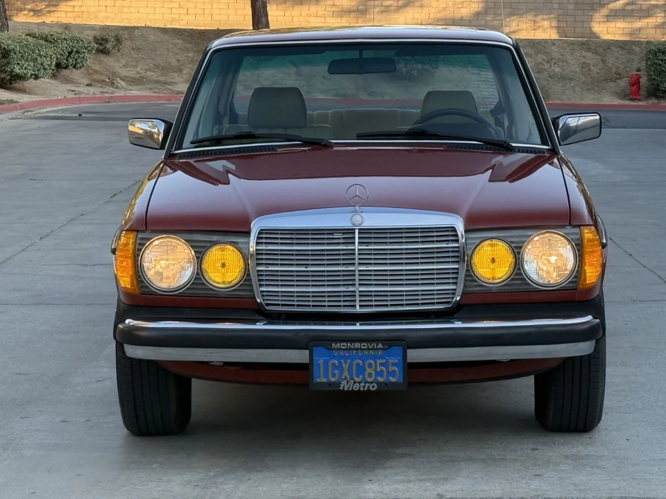 1983 Mercedes-Benz W123 Sedan - Image 4 of 31