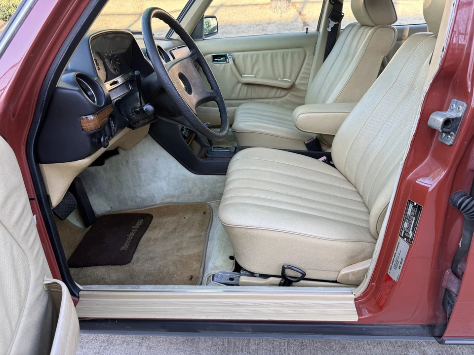 1983 Mercedes-Benz W123 Sedan - Image 25 of 31