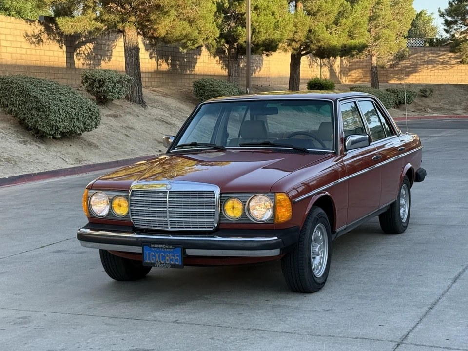 1983 Mercedes-Benz W123 Sedan - Image 2 of 31