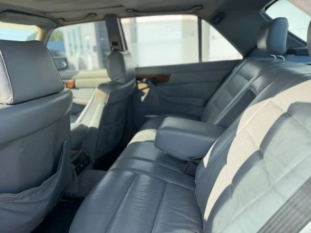 1983 Mercedes-Benz W123 Sedan - Image 11 of 16