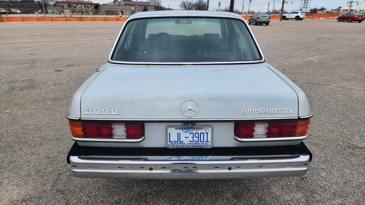 1983 Mercedes-Benz W123 - Image 4 of 18