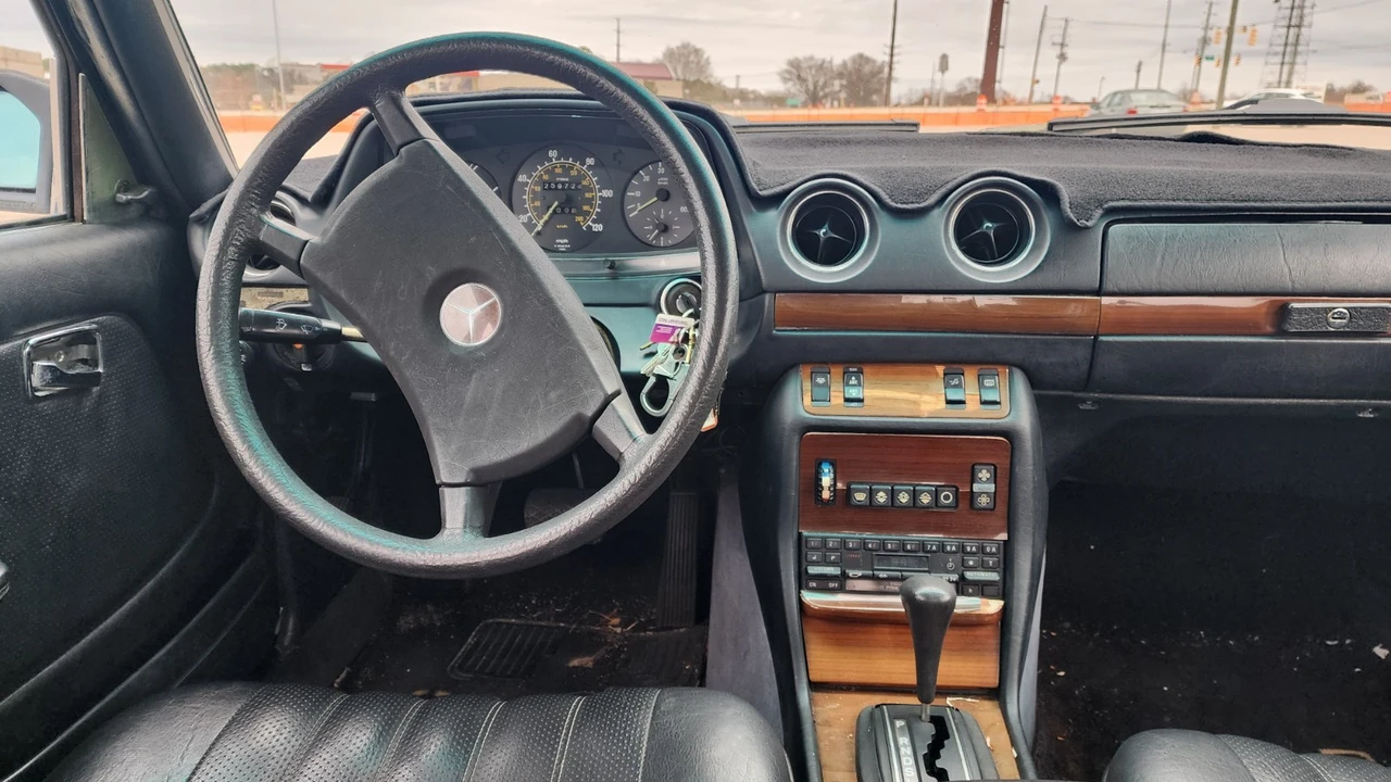1983 Mercedes-Benz W123 - Image 16 of 18