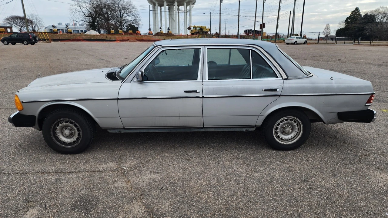 1983 Mercedes-Benz W123 - Image 2 of 18