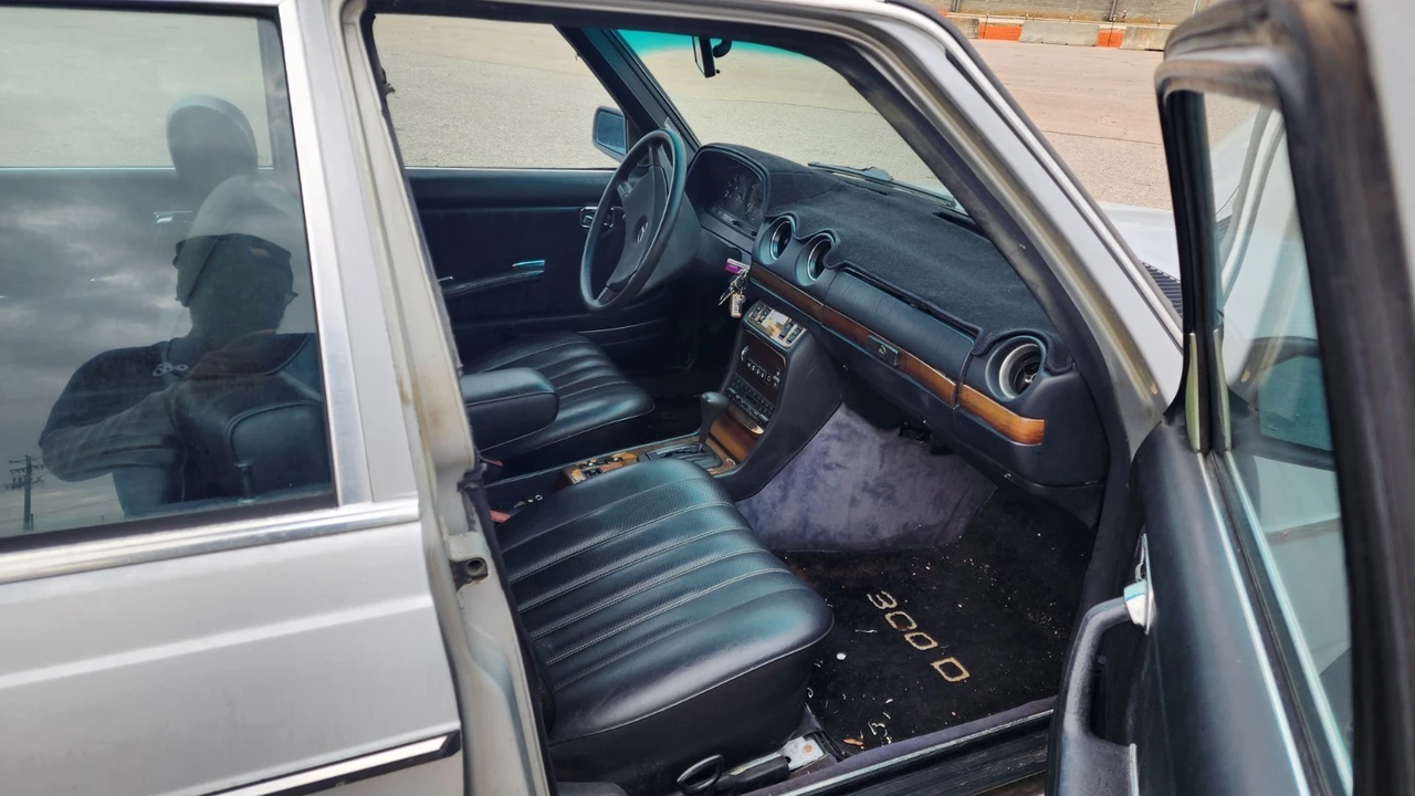 1983 Mercedes-Benz W123 - Image 18 of 18