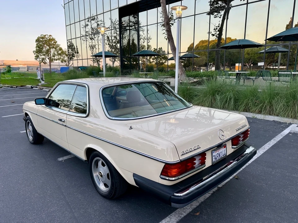 1983 Mercedes-Benz W123 - Image 16 of 21