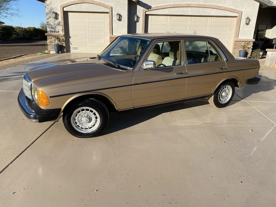 1983 Mercedes-Benz W123 Sedan - Image 4 of 31