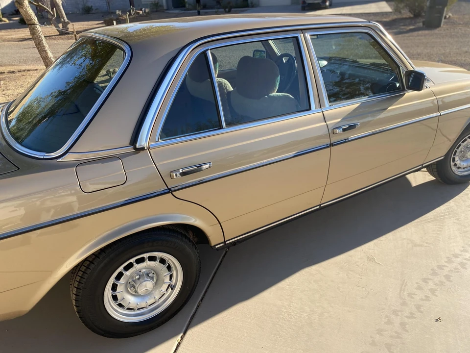 1983 Mercedes-Benz W123 Sedan - Image 9 of 31