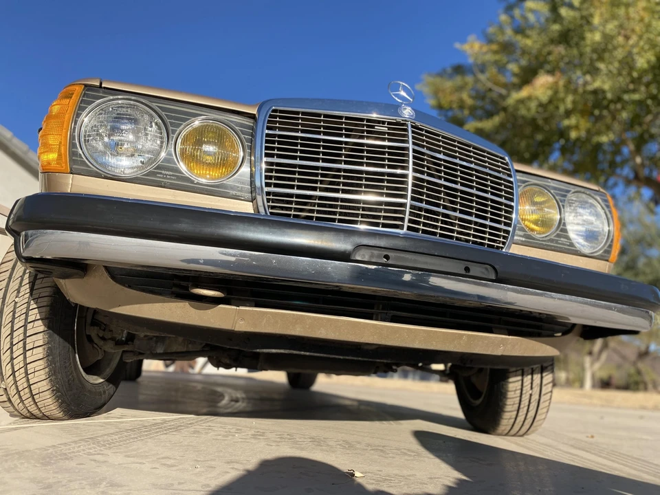 1983 Mercedes-Benz W123 Sedan - Image 14 of 31
