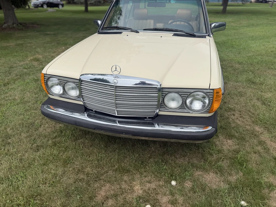1983 Mercedes-Benz W123 Sedan - Image 3 of 31