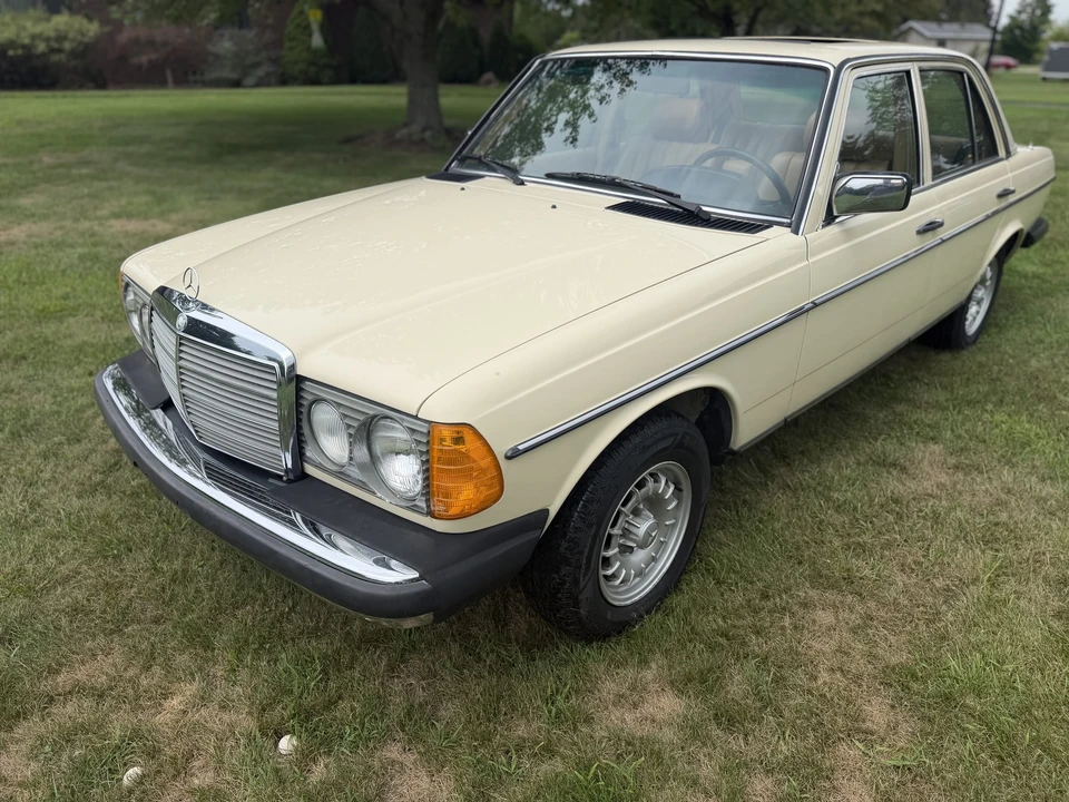 1983 Mercedes-Benz W123 Sedan - Image 2 of 31