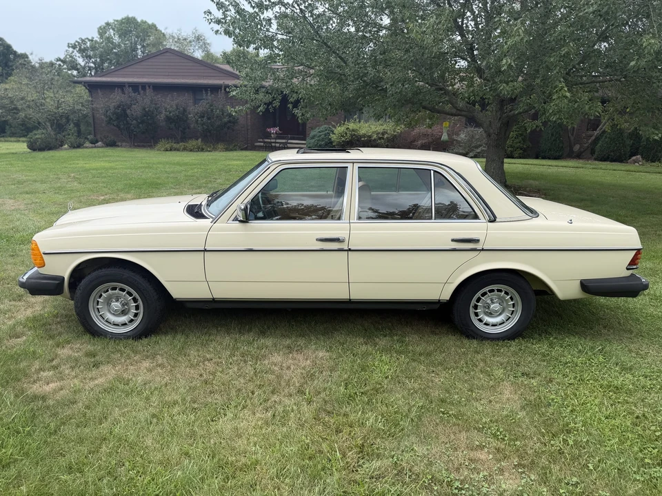 1983 Mercedes-Benz W123 Sedan - Image 9 of 31
