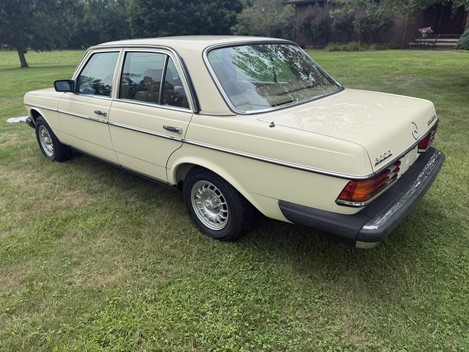 1983 Mercedes-Benz W123 Sedan - Image 8 of 31