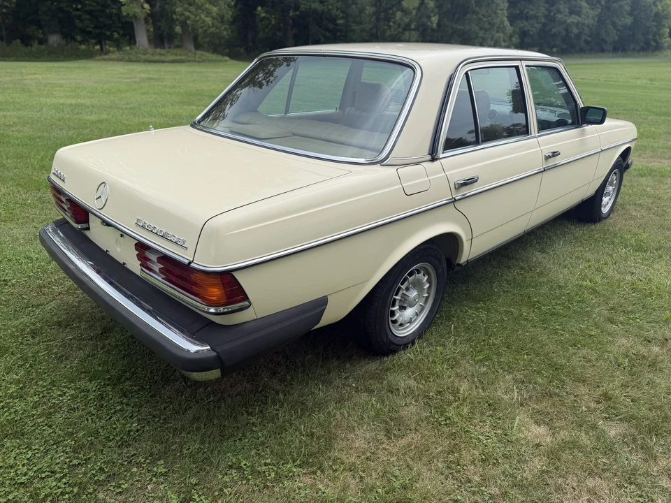 1983 Mercedes-Benz W123 Sedan - Image 6 of 31