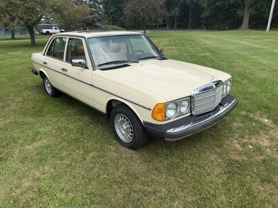 1983 Mercedes-Benz W123 Sedan - Image 4 of 31