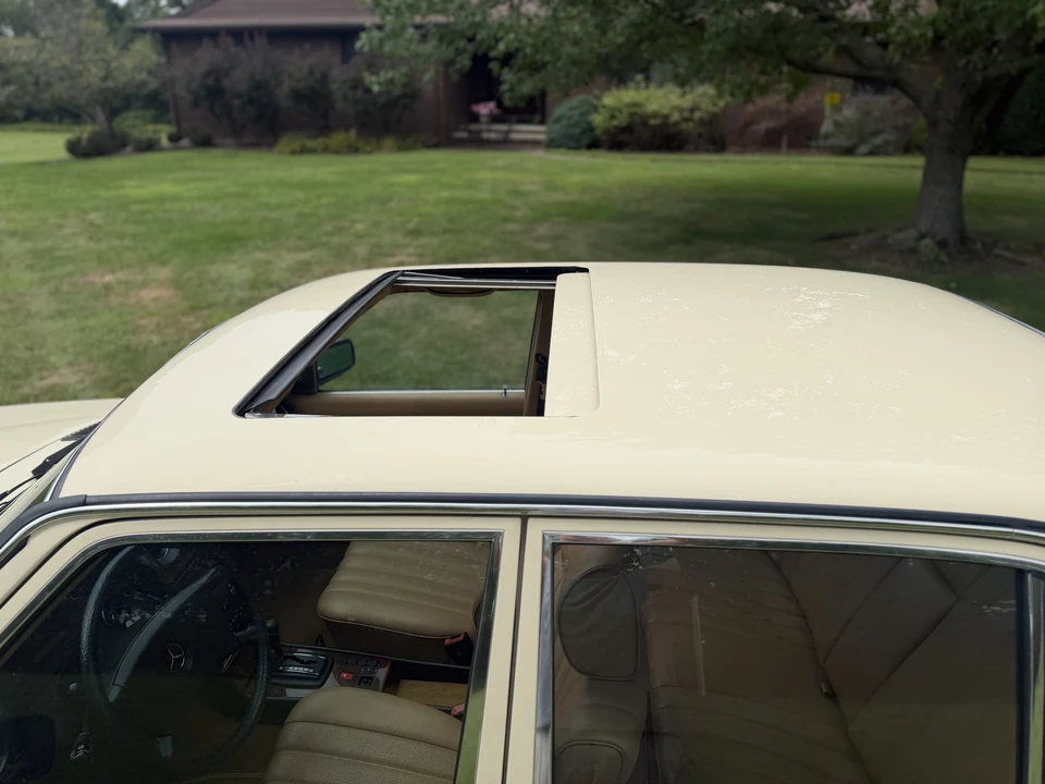 1983 Mercedes-Benz W123 Sedan - Image 28 of 31