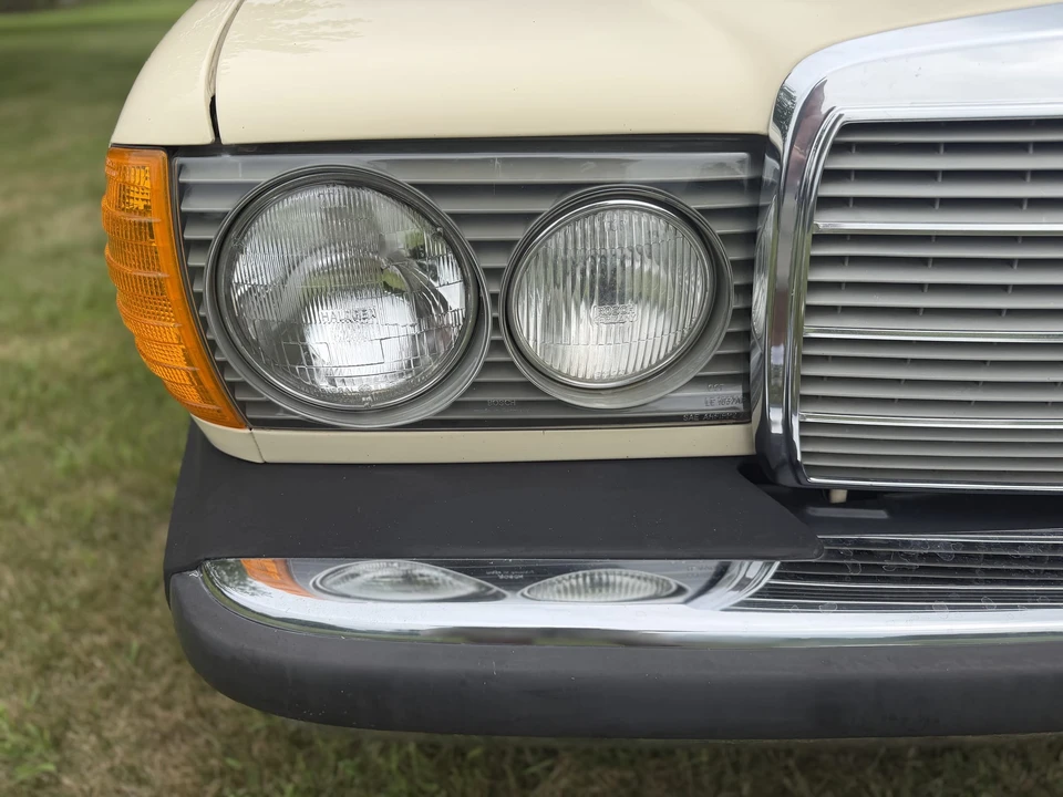 1983 Mercedes-Benz W123 Sedan - Image 11 of 31