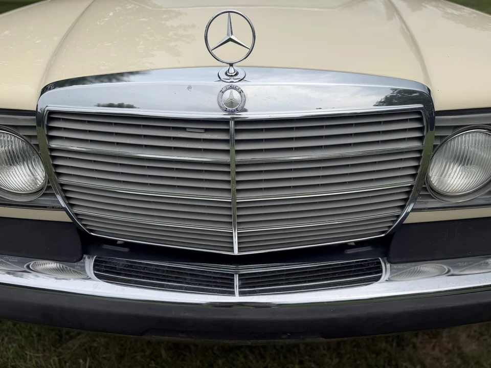 1983 Mercedes-Benz W123 Sedan - Image 10 of 31