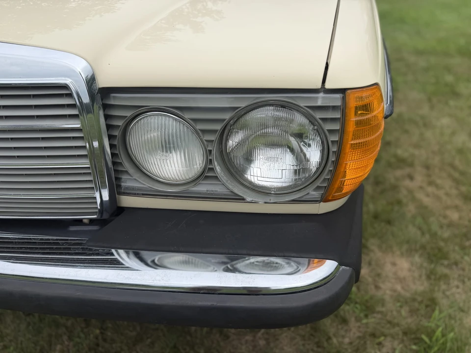 1983 Mercedes-Benz W123 Sedan - Image 12 of 31