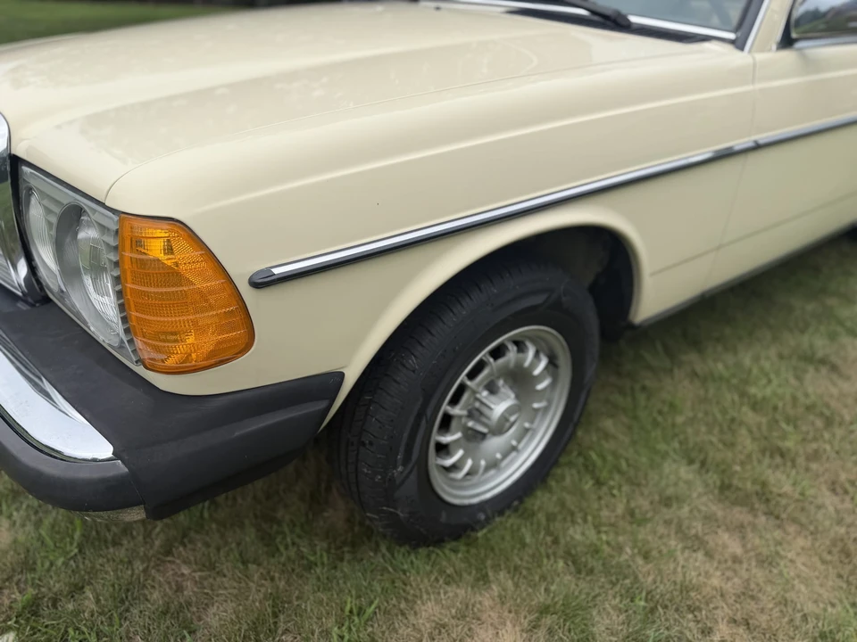 1983 Mercedes-Benz W123 Sedan - Image 17 of 31