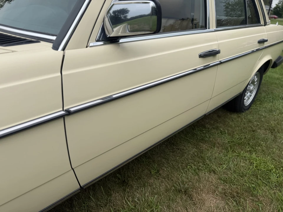 1983 Mercedes-Benz W123 Sedan - Image 18 of 31