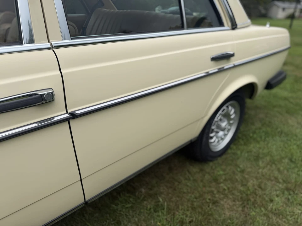 1983 Mercedes-Benz W123 Sedan - Image 19 of 31