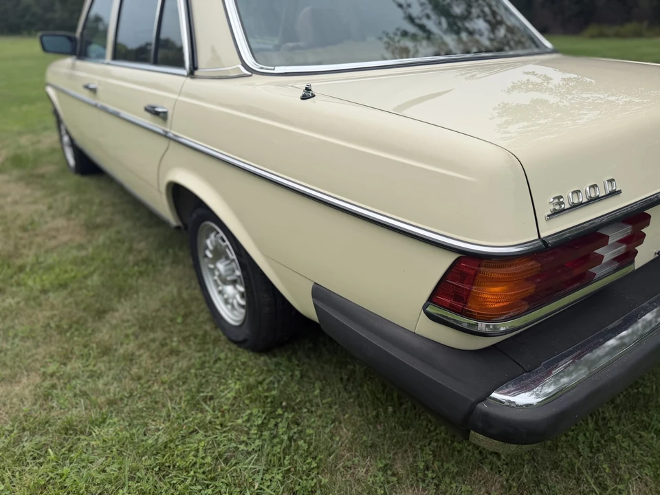 1983 Mercedes-Benz W123 Sedan - Image 24 of 31