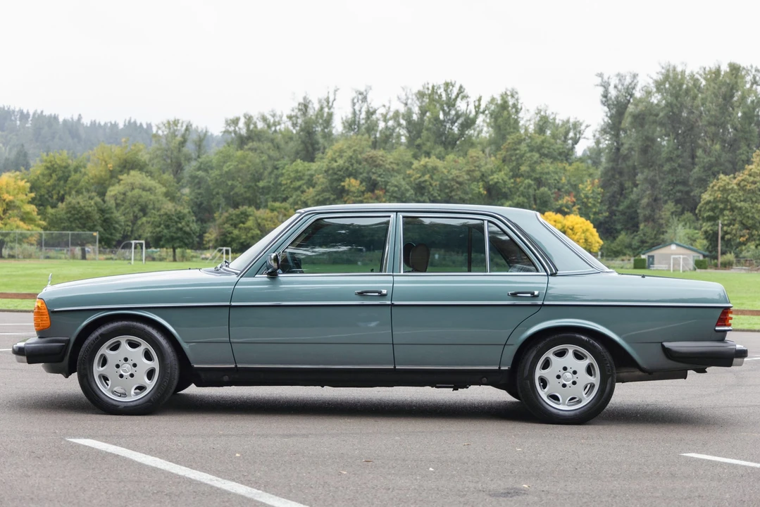 1983 Mercedes-Benz W123 Sedan - Image 3 of 31