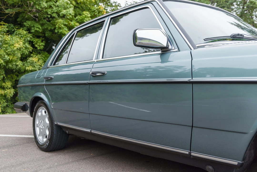 1983 Mercedes-Benz W123 Sedan - Image 15 of 31