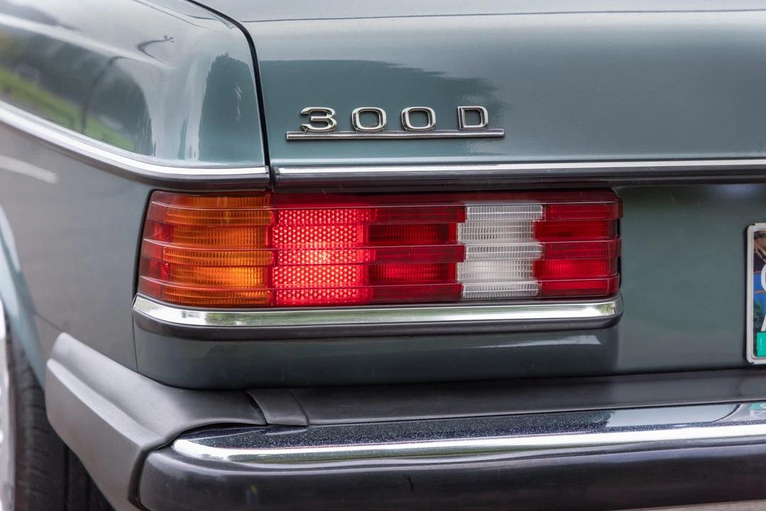 1983 Mercedes-Benz W123 Sedan - Image 13 of 31