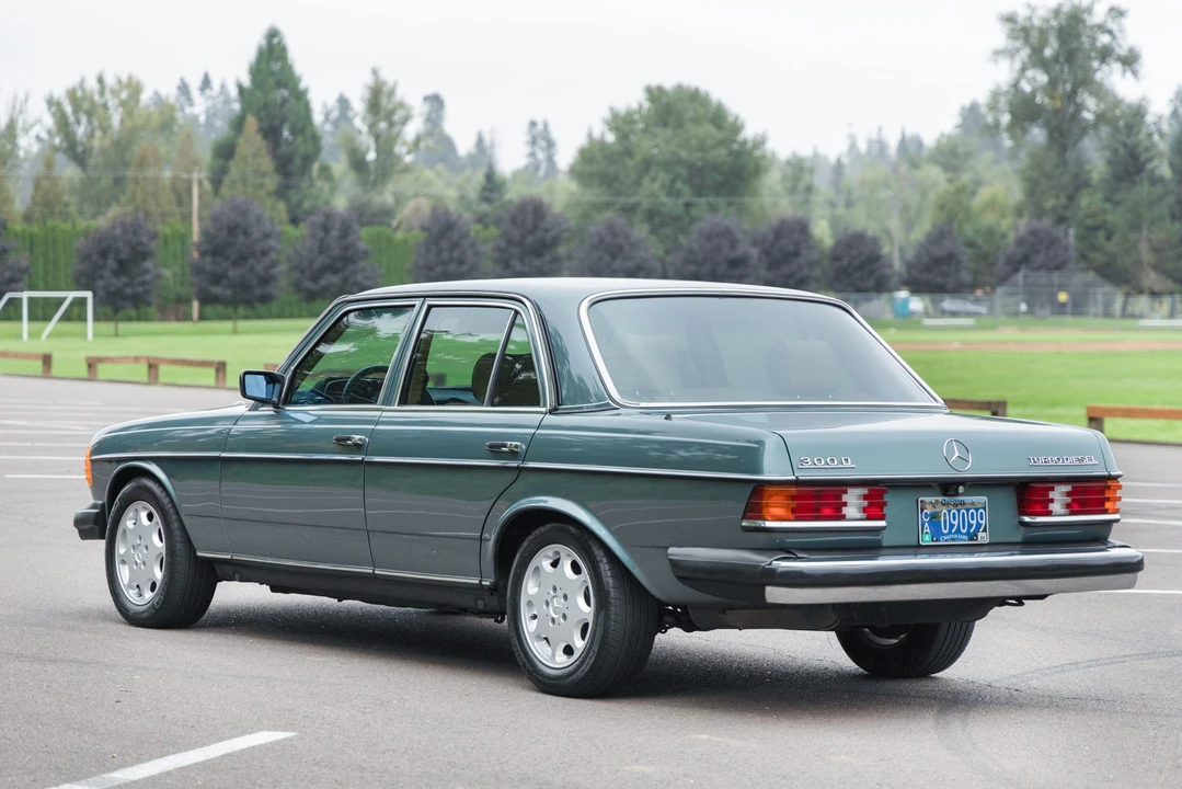 1983 Mercedes-Benz W123 Sedan - Image 4 of 31