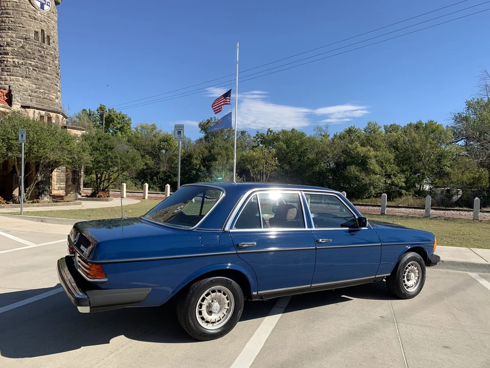1983 Mercedes-Benz W123 Sedan - Image 10 of 31