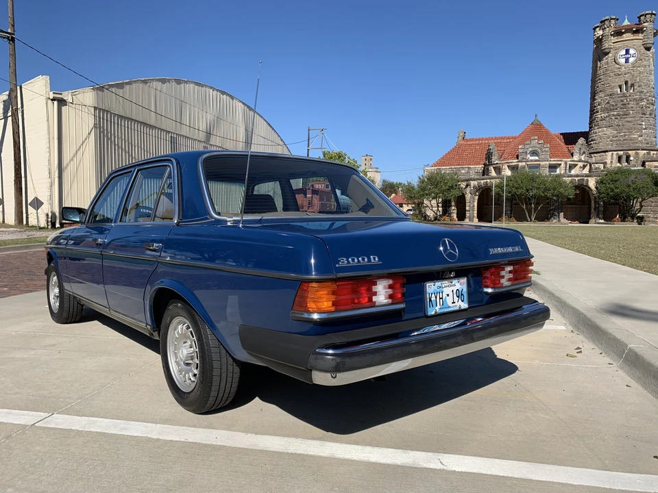 1983 Mercedes-Benz W123 Sedan - Image 15 of 31