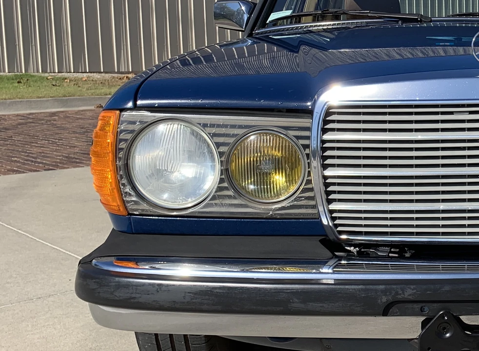 1983 Mercedes-Benz W123 Sedan - Image 25 of 31