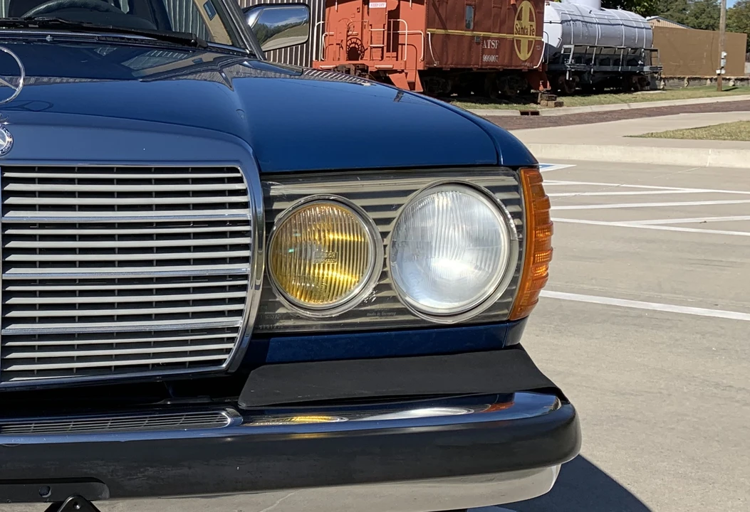 1983 Mercedes-Benz W123 Sedan - Image 26 of 31