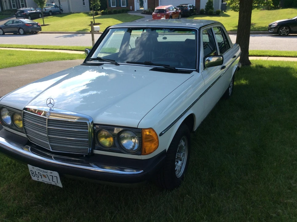 1983 Mercedes-Benz W123 Sedan - Image 2 of 31