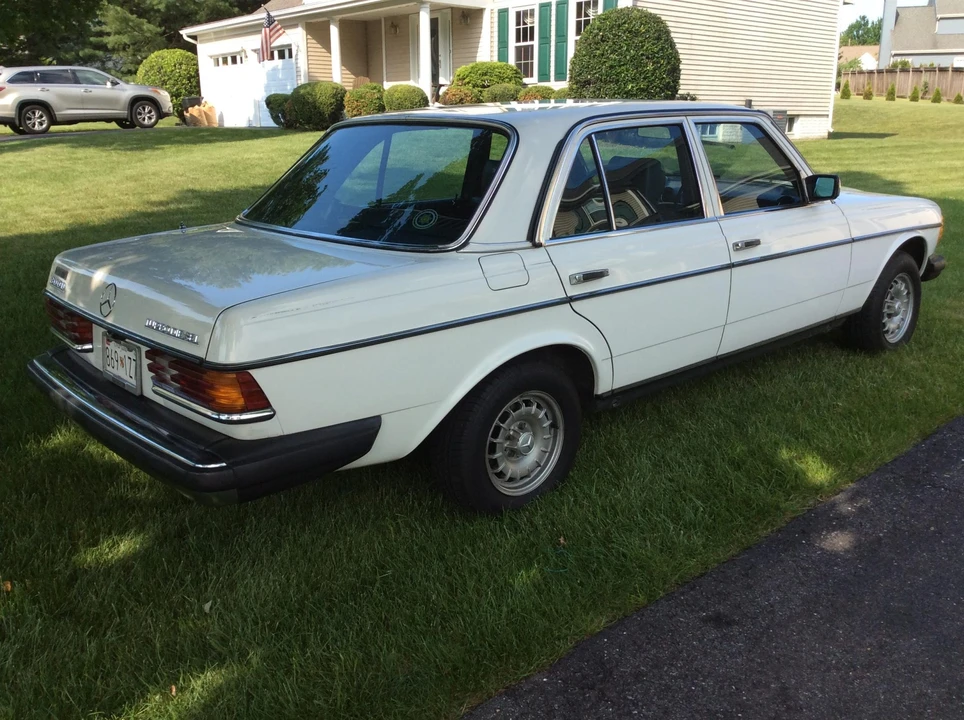 1983 Mercedes-Benz W123 Sedan - Image 6 of 31