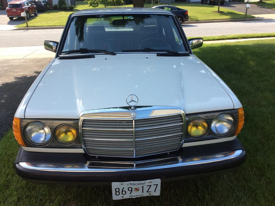 1983 Mercedes-Benz W123 Sedan - Image 10 of 31